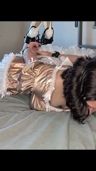 Sissy mucama en auto esclavitud juega con su muñeca sexual
