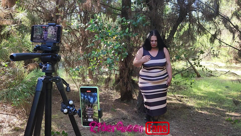 Only Riderqueen BBW Step Mom Latina Alone: 야외에서 라이더 퀴엔: 야외 팬들을 위한 비디오