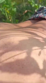 Dorf Desi Bhabhi im Senfgebiet im Doggystyle gefickt. Outdoor-sex desi bhabhi mit Dewar