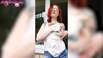 Katty Grray: Ragazza calda pulisce il balcone e mostra il corpo sexy