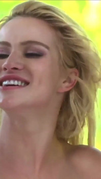 Une Jolie Blonde Prise En Double Au Camping