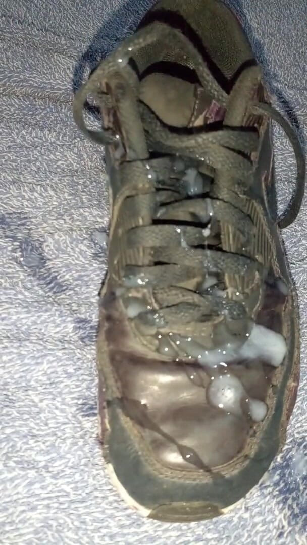 Sneakerfetish_BR: snikar meri puraani eyar maiks ko chodta aur viry nikaalta...