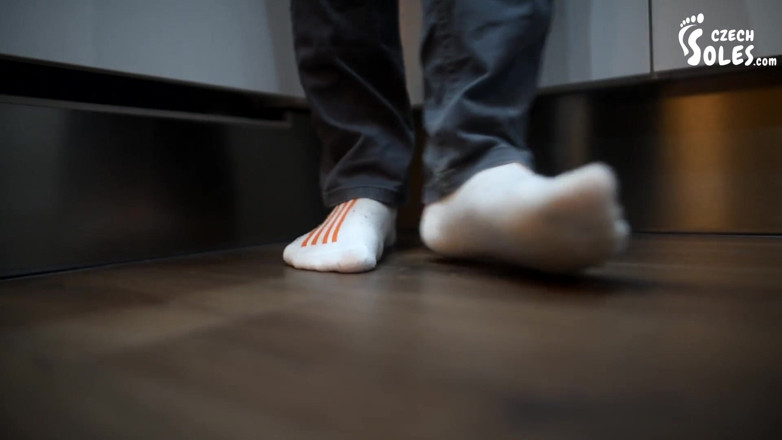 Czech Soles - foot fetish content: 巨人エリシュカの巨大な足元に