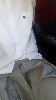 Un travesti asiatique éjacule en uniforme scolaire gris