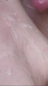 Geile slet berijdt pik en krijgt sperma op haar tieten