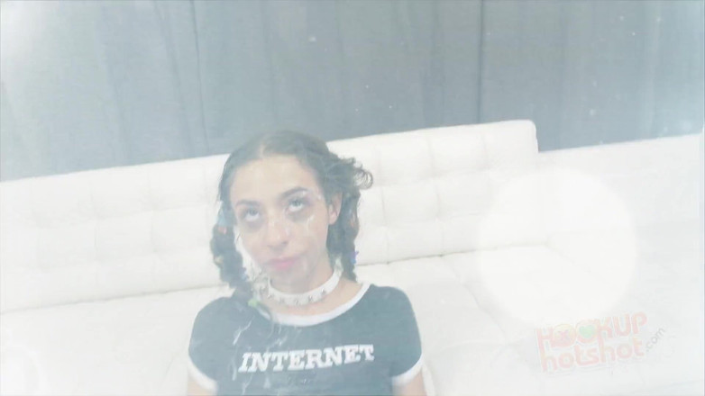 Hookup Hotshot: 漂亮少女Olivia Young从约会网站上被男人用来发泄她所有的洞