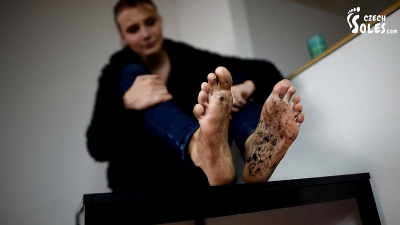 Czech Soles - foot fetish content: Kaki sofie sangat kotor karena berjalan tanpa alas kaki