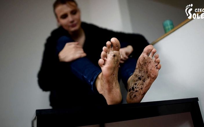 Czech Soles - foot fetish content: Sofie&amp;#039;nin ayakları çıplak ayakla yürürken çok kirli