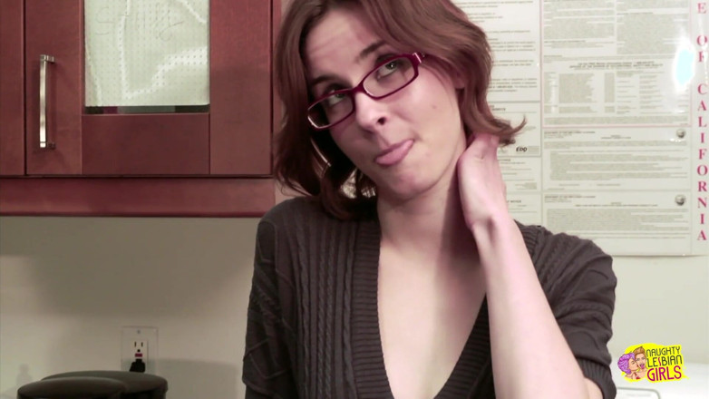 Naughty Lesbian Girls: La cagna capo lesbica ama mostrare la sua prodezza sessuale...