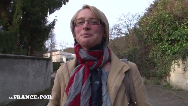 La France a Poil: ゴージャスな巨乳ブロンド熟女深くsodomized