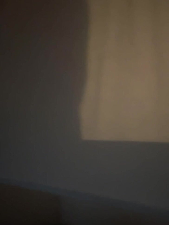 AmateurBoysPissing: Bắt gặp cậu bé này đi tiểu trước cửa sổ của...