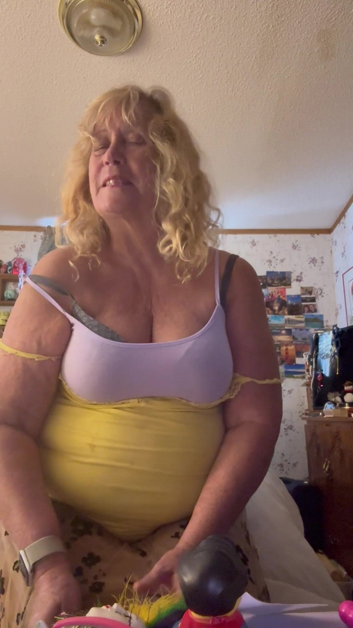 Big Ass 4 U: Bunicuță tachinează dansul lent cu vibrator joc cu curul