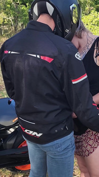 Biker knullar mig på den här motorcykeln i trekant med min pojkvän