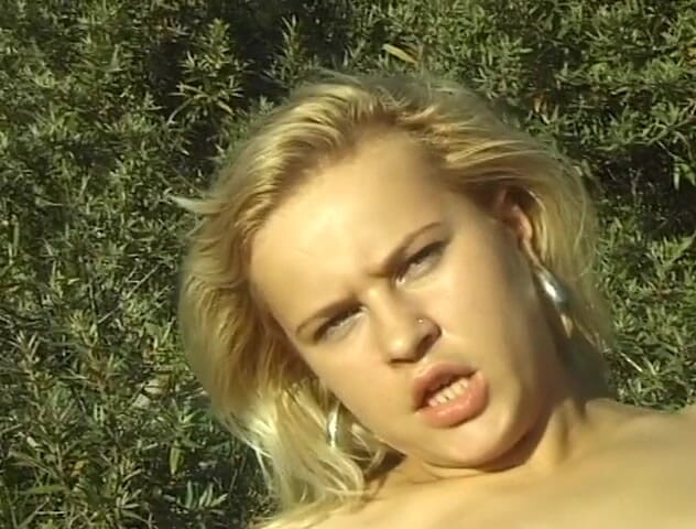 Flash Model Amateurs: ブロンドは屋外で自慰行為をするのが大好き