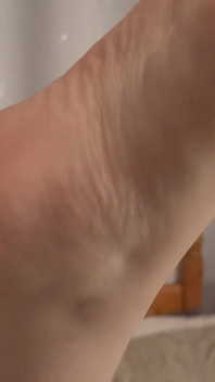 Sexy ash blonde wench spielt mit großem schwarzem dildo