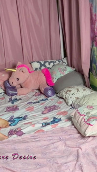 En tonårsflicka med flätor har flera orgasmer medan hennes styvfar knullar henne med en dildo