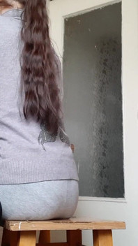 女同三人行在厨房里说话