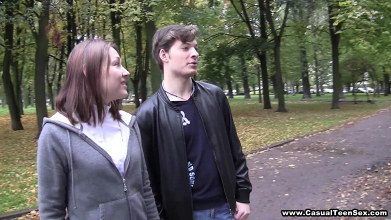 Casual Teen Sex: Милашку трахнул в глотку случайный бойфренд