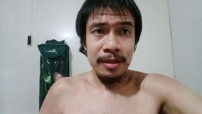 Piolo Alberto: Ajoelhando-se na masturbação