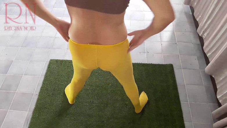 Regina Noir: Regina Noir. Yoga dengan celana ketat kuning melakukan yoga di...