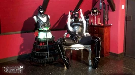Dominatrix Frida em macacão de látex - espartilho apertado - botas de balé - unhas longas