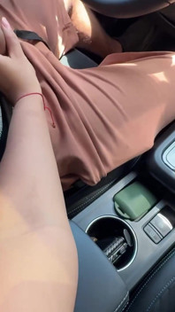 La mia ragazza succhia tutto il mio cazzo mentre guido
