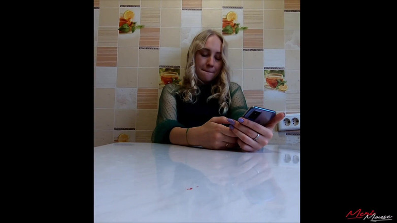 Meri-Mouse: Awek membaca Harry Potter semasa duduk di atas alat penggetar