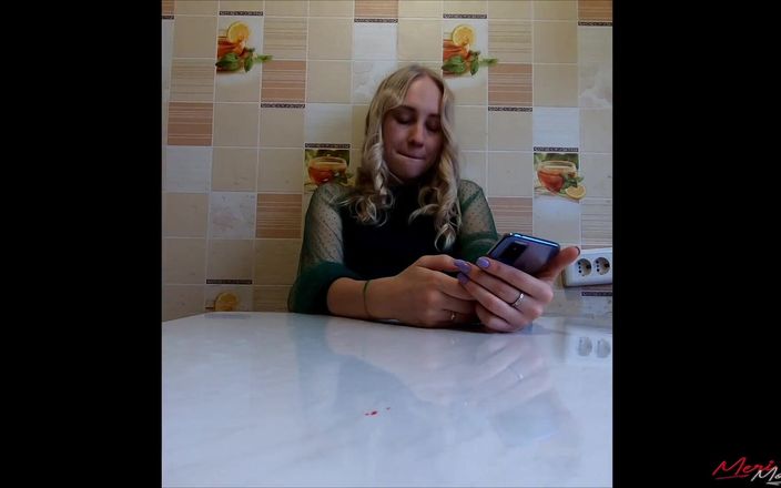 Meri-Mouse: Flicka läser Harry Potter medan hon sitter på vibrator