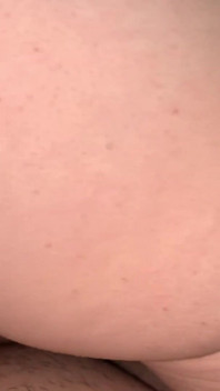 Šuká ptáka svého přítele a dostane dobrý výstřik na obličej