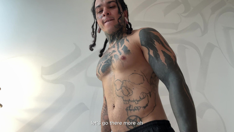 Dyavol: 거대한 기차가 작은 인간 앞을 지나 그의 은밀한 부분을 보여줍니다.