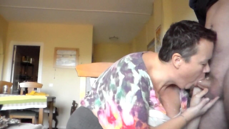 Sex hub couple: Jen está colocando o pau duro de John na boca