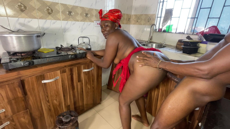 Creamyshuga: O fute pe soția fratelui său vitreg în bucătărie