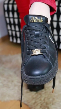 Seluar Jeans Merah dan Black Sneakers