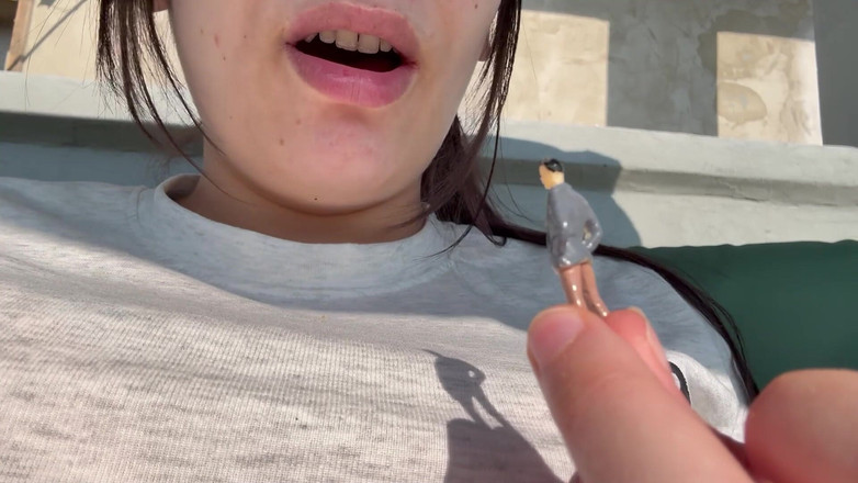 AmayaMori: Dev götlü kız cips torbasında minik bir adam buluyor ve şaşırıyor...