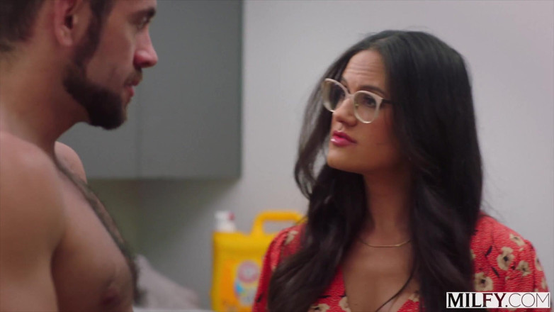 Milfy: Penny, MILF savoureuse, a faim de la bite du jeune étalon