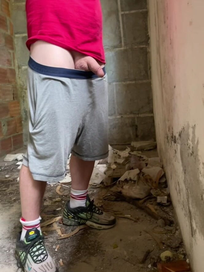 AmateurBoysPissing: 廃墟の建物でハンズフリーで小便しているところを見つかった少年