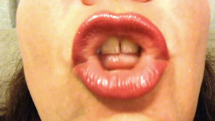 Lily Lipstixxx: Mouth inspection - Be careful, I bite!
