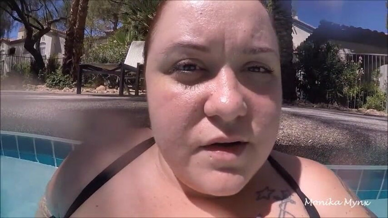 BBW Pleasures: Havuzda sigara içiyor