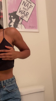 화장실에서 보지를 가지고 노는 Jenna Foxx!