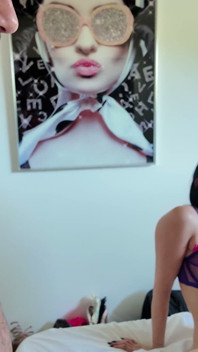दो हॉट सुंदरियों Alice Wild और Clea gaultier के साथ आपके सपनों की तीन लोगों वाली चुदाई