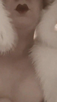Retro transfurlady muestra tetas y polla dura y se corre