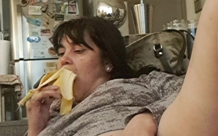 Mommy big hairy pussy: Unei mame sexy îi plac bananele. Le vom da un thumbs în...