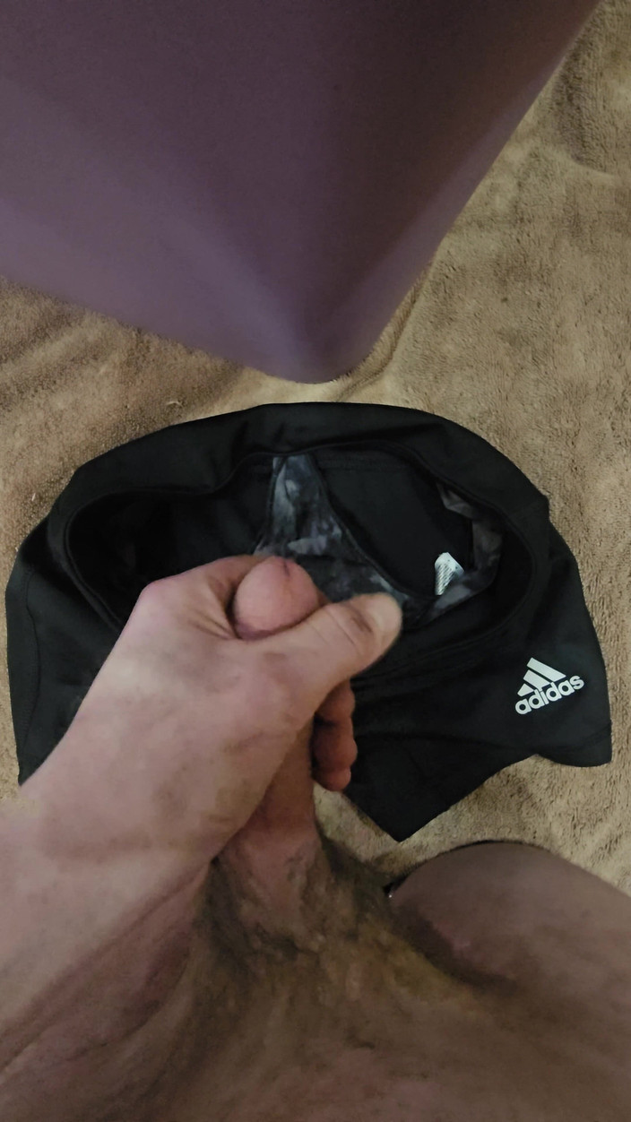 Michael Moore: 私は小さな継娘の小さなバレーボール用スパンデックスと、彼女がバスルームの床に置きっぱなしにした汚れたパンティの中で射精しました