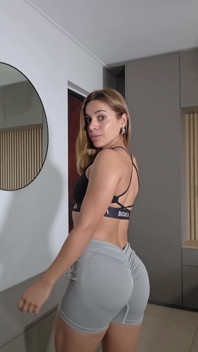 Zkouším Si Spoustu Nových Šatů, Abych Je Mohla Modelovat. Líbí Se Vám, Jak Vypadám?