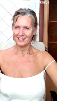 Весела Лукеря з підстрибуючими цицьками спілкується в комплекті
