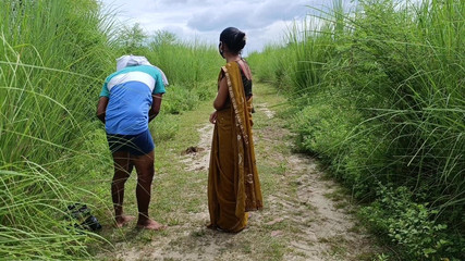 Asha Devi: 의붓여동생이 운하 한가운데서 의붓여동생을 데려갔고 그녀는 아주 잘 했어