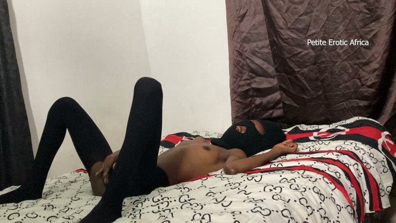 Petite Erotic Africa: คาวเกิร์ลวัยรุ่นผิวดําตัวผอมในถุงน่อง