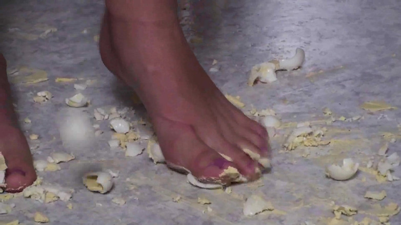 Foot Girls: Brunetă zdrobește mâncarea în bucătărie