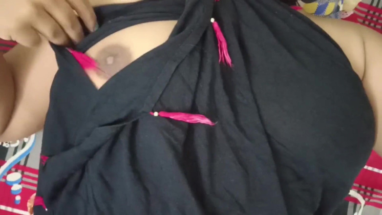 Desi Angel: Fată sexy cu țâțe mari care caută excitată, vrea să-și fută...