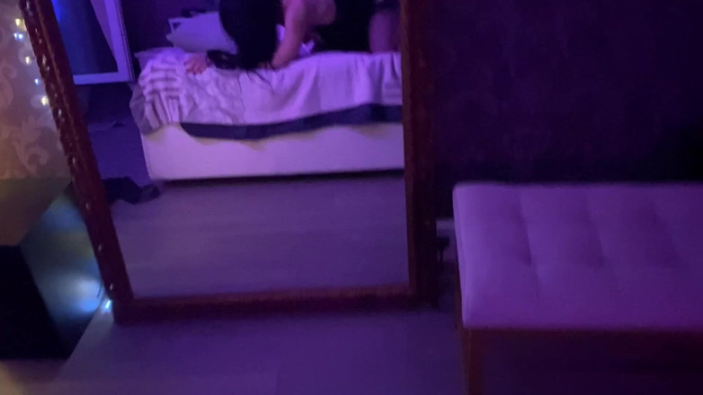 Slowly Tease: (celé znění) Bohyně v nylonových punčochách jezdí nahoře